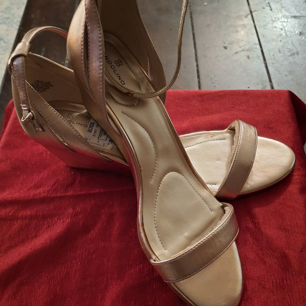 Bandolino Gold Wedge Shoes Elegant Design